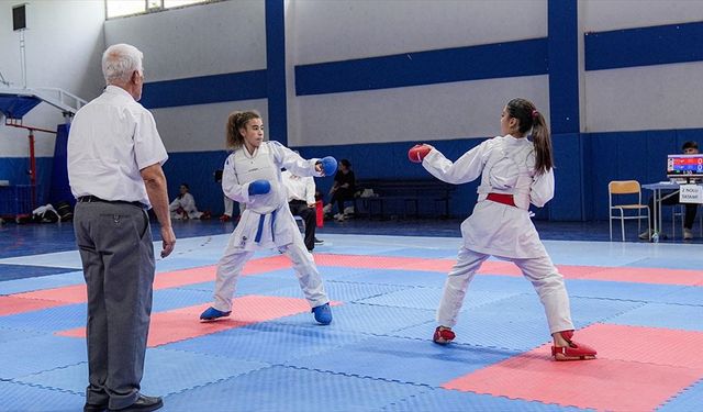 Önce Karate Yaptılar Sonra Halay Çektiler