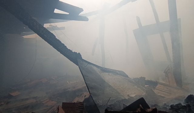 Şarkışla'da Bir Evin Çatısı Yandı