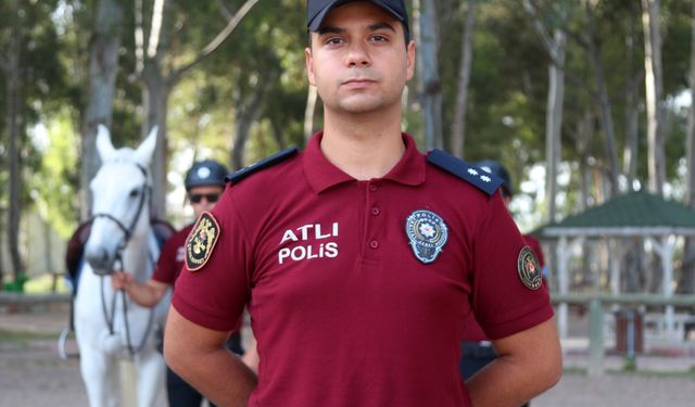 Atlı Polisler Sahilde