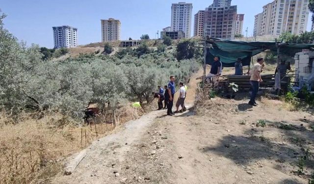 Devrilen traktörün altında kaldı