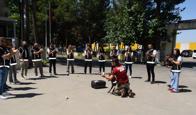 Emekli olan Linda için pasta kestiler