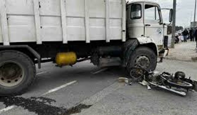 Çöp kamyonu ve motosiklet çarpıştı
