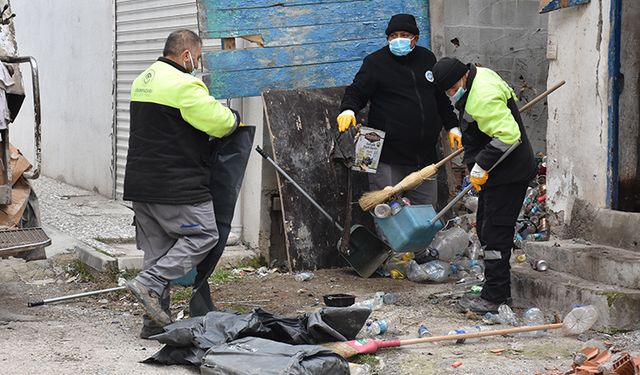 Eskişehir'de müstakil evden 2 kamyon çöp çıkarıldı