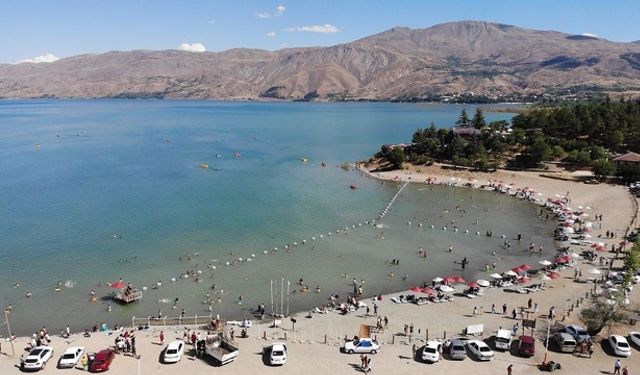 Yüzmek için girdiği suda öldü