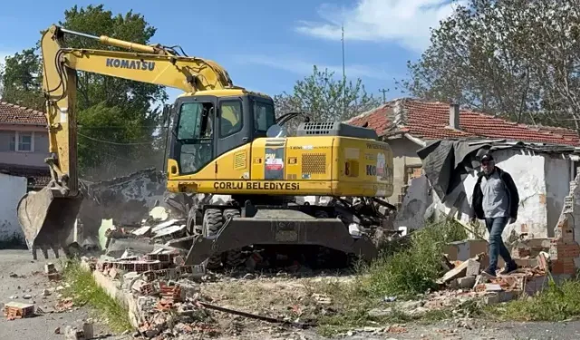Tekirdağ’da Uyuşturucu Yuvasına Dönüşen 7 Metruk Bina Yıkıldı