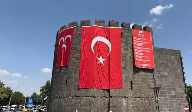 Surlara MHP ve Türk Bayrağı Asıldı