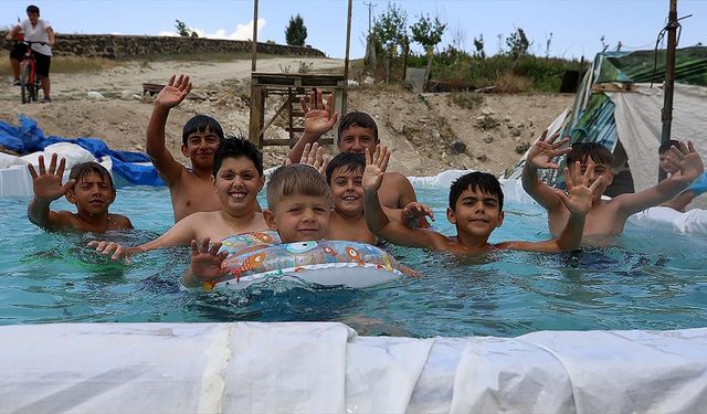 Erzurumlu Öğretmenden Köy Çocuklarına Yaz Sürprizi