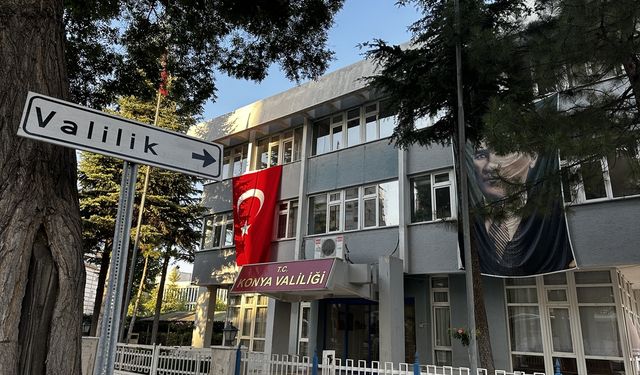 Kamu binalarına Türk bayrağı asıldı