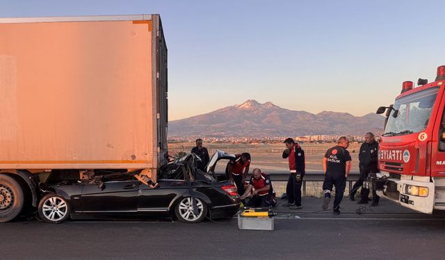 Kayseri'de otomobil TIR'a çarptı