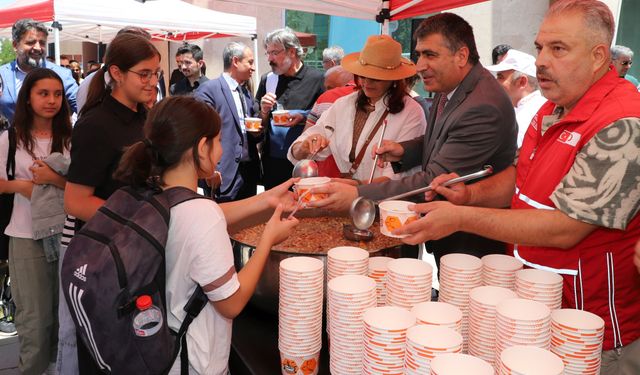 NEVÜ'de aşure dağıtımı