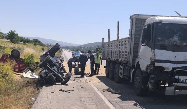 Sivas Akıncılar’da Kamyon Traktöre Çarptı: 1 Kişi Yaralandı