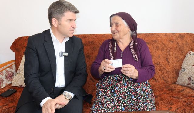 101 Yaşındaki Ümmehan Teyzeye Yeni Kimliği Verildi