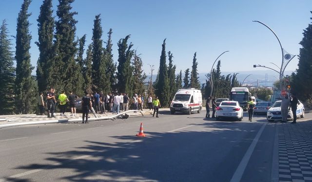 Aydınlatma Direğine Çarptı