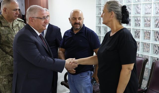 Bakan Güler askerleri hastanede ziyaret etti