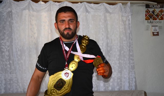 Başpehlivanlığa Yükseldi, Babasının Mezarına Gitti