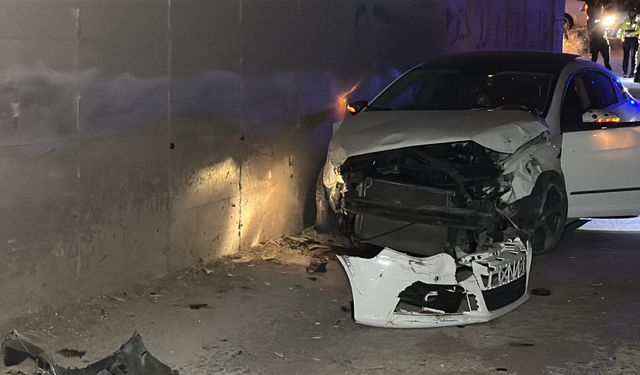 Beton Duvara Otomobil Çarptı