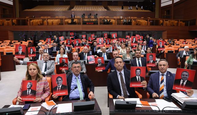 CHP'li Vekillerden TBMM'de Protesto