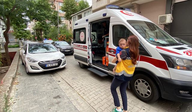 Çorlu'da arabada mahsur kalan bebek kurtarıldı