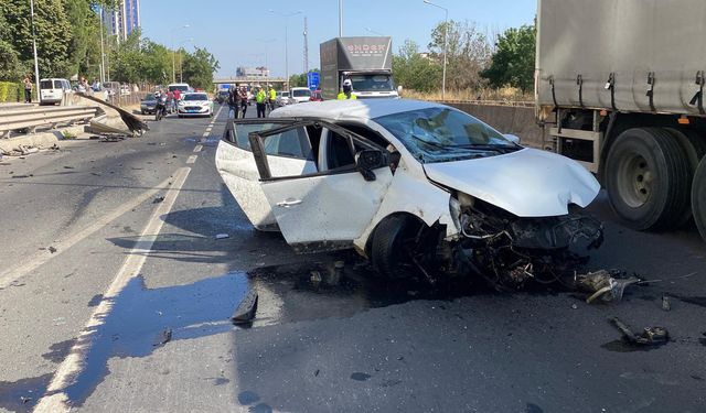 Çorlu'da otomobil bariyerlere çarptı