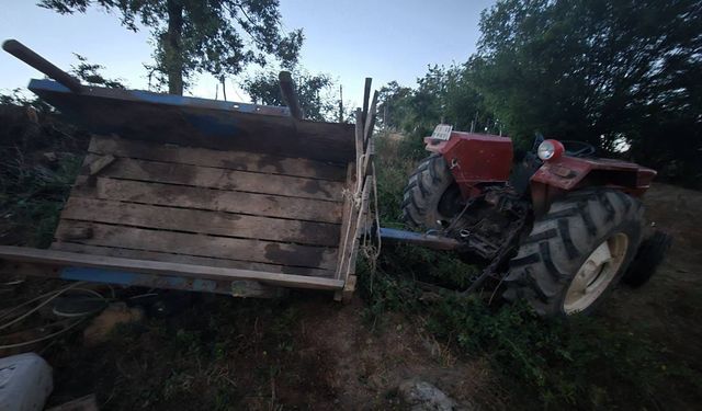 Devrilen traktörün altında kaldı