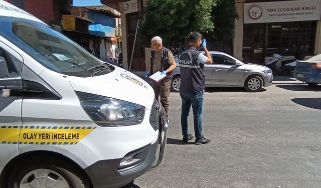 Dükkanının kepengine yazı yazanı vurdu