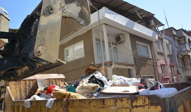 Evden kamyonlarca çöp çıktı