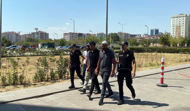 İnşaat işçileri arasında çekiçli park yeri kavgası