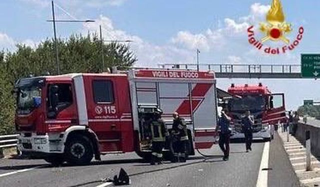 İtalya'da uçak, otoyola düştü!