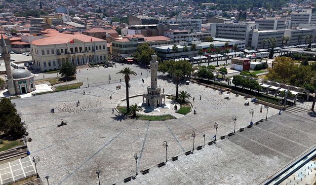 İzmir'de sıcaktan bunalanlar ağaç altında serinledi