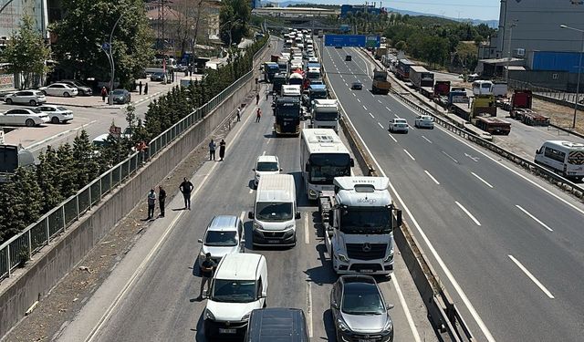 Kocaeli'de otomobili alevler sardı