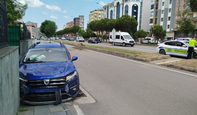 Kontrolünü kaybeden otomobil duvara çarptı