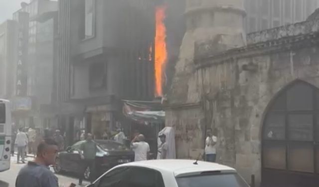 Kuyumcu dükkanı alevlere teslim oldu