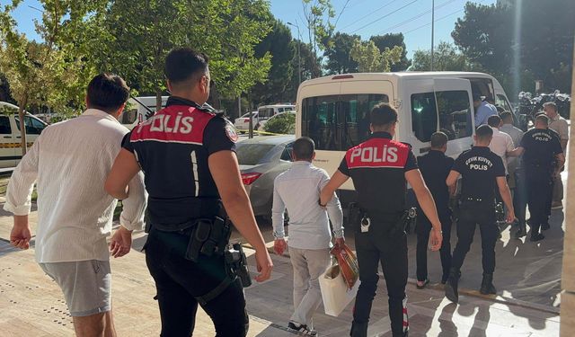Manisa'da Emlak Ofisinde Silahlı Kavga