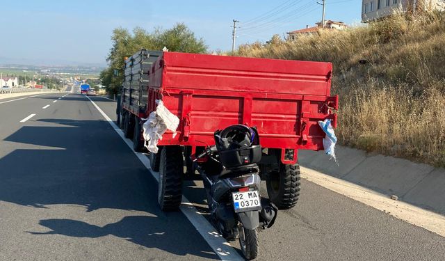 Motosiklet traktör römorkuna çarptı
