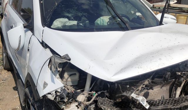 Otomobil hem araca hem duvara çarpıp takla attı
