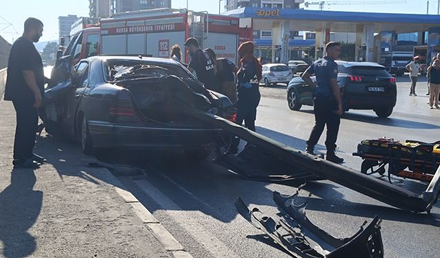 Otomobil metro hattı duvarına çarptı: 1'i ağır 2 yaralı