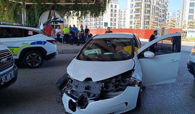 Otomobil polis otosuyla çarpıştı