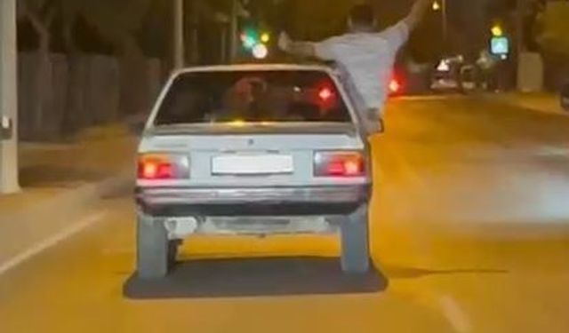 Otomobilden Sarkıp Dans Etti