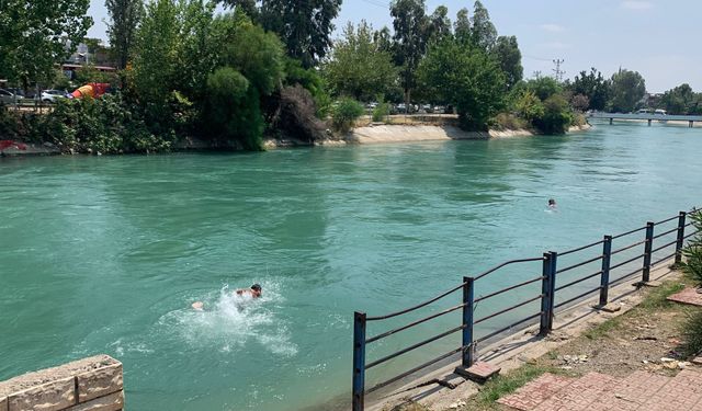 Sulama Kanalında Koltukla Yüzme Adanalıları Endişelendirdi