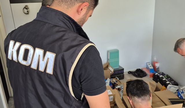 Tarsus'ta kaçak telefon satıcılarına operasyon!
