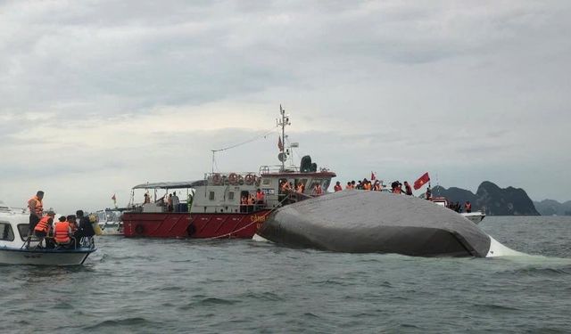 Vietnam'da tur teknesi fırtınaya teslim oldu: 37 ölü