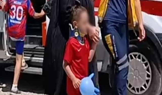 Yaralı çocuklar eldivenden balonla sakinleştirildi