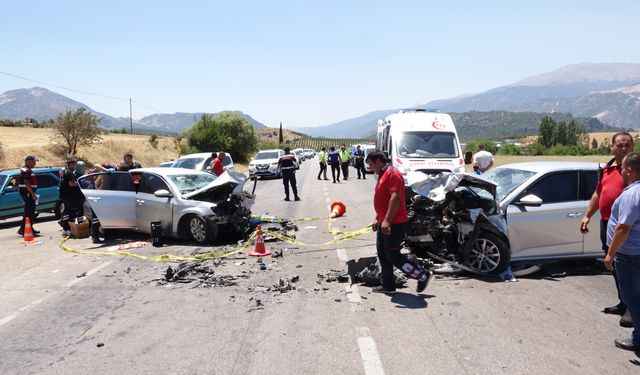 Isparta!da iki otomobil kafa kafaya çarpıştı