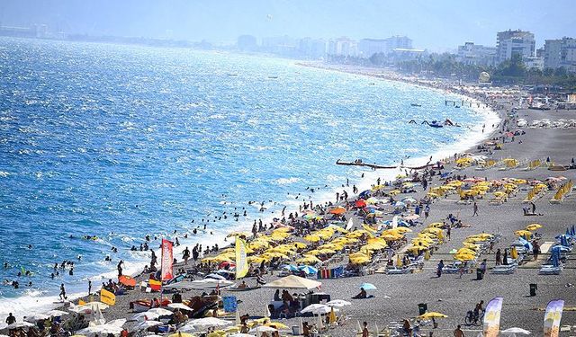 Sıcaktan bunalanlar sahile akın etti