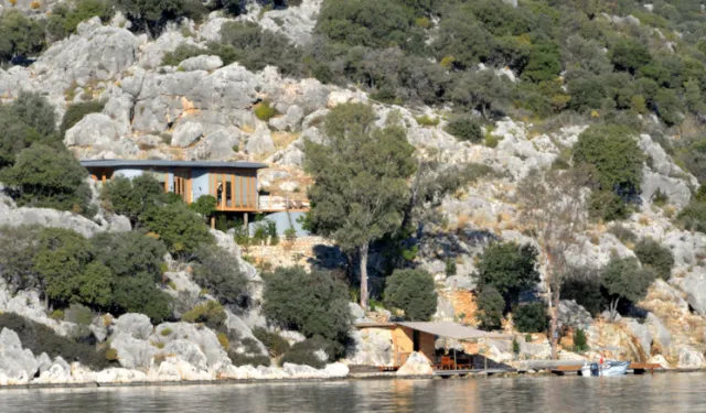 Kekova’da Kaçak Villa Skandalı: Yıkım Kararı Kesinleşti Ama Villa Kiralanıyor