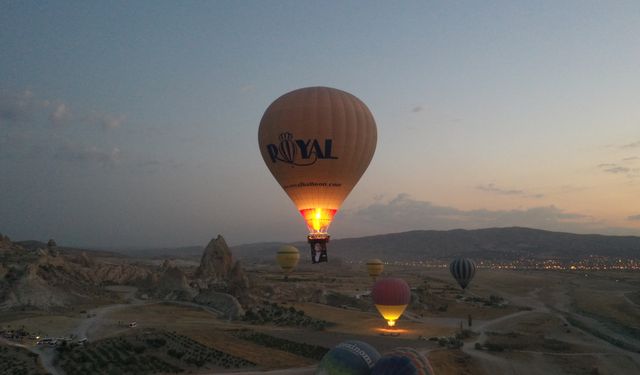 30 Ağustos'ta balonlar Türk bayraklarıyla uçtu