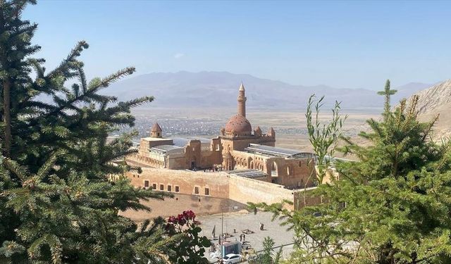 İshak Paşa Sarayı Turist Çekiyor