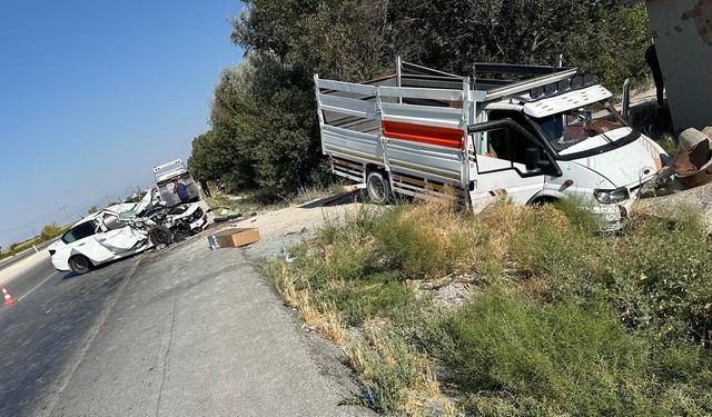 Konya'da otomobil ile kamyonet çarpıştı
