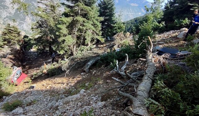 Adana'da Uçurumdan Otomobil Yuvarlandı
