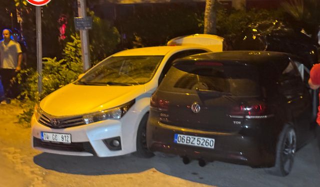 Alkollü sürücü park halindeki araçlara çarptı